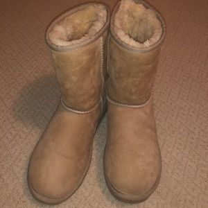 Short UGGS